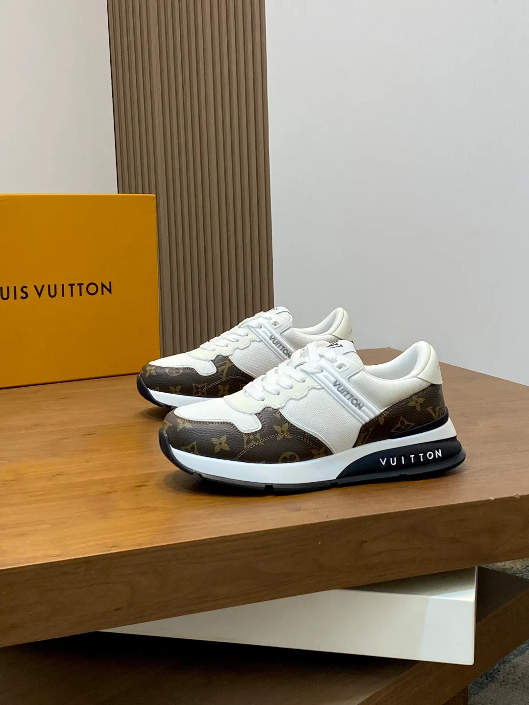 💰800 Lujia new color matching men's 🧍‍♂️trainer sneakers, this LV Trainer sneaker is made of soft grained calfskin and presents pure tones. The brand was born in 1854. The designer's handwritten brand logo is embellished on one side. Virgil Abloh designed it himself. It is a very commemorative sneaker. Brand new LV Louis Vuitton louis vuitton trainer sneaker low casual sports culture versatile basketball shoes Size: 39-44 (38, 45, 46 customized)
